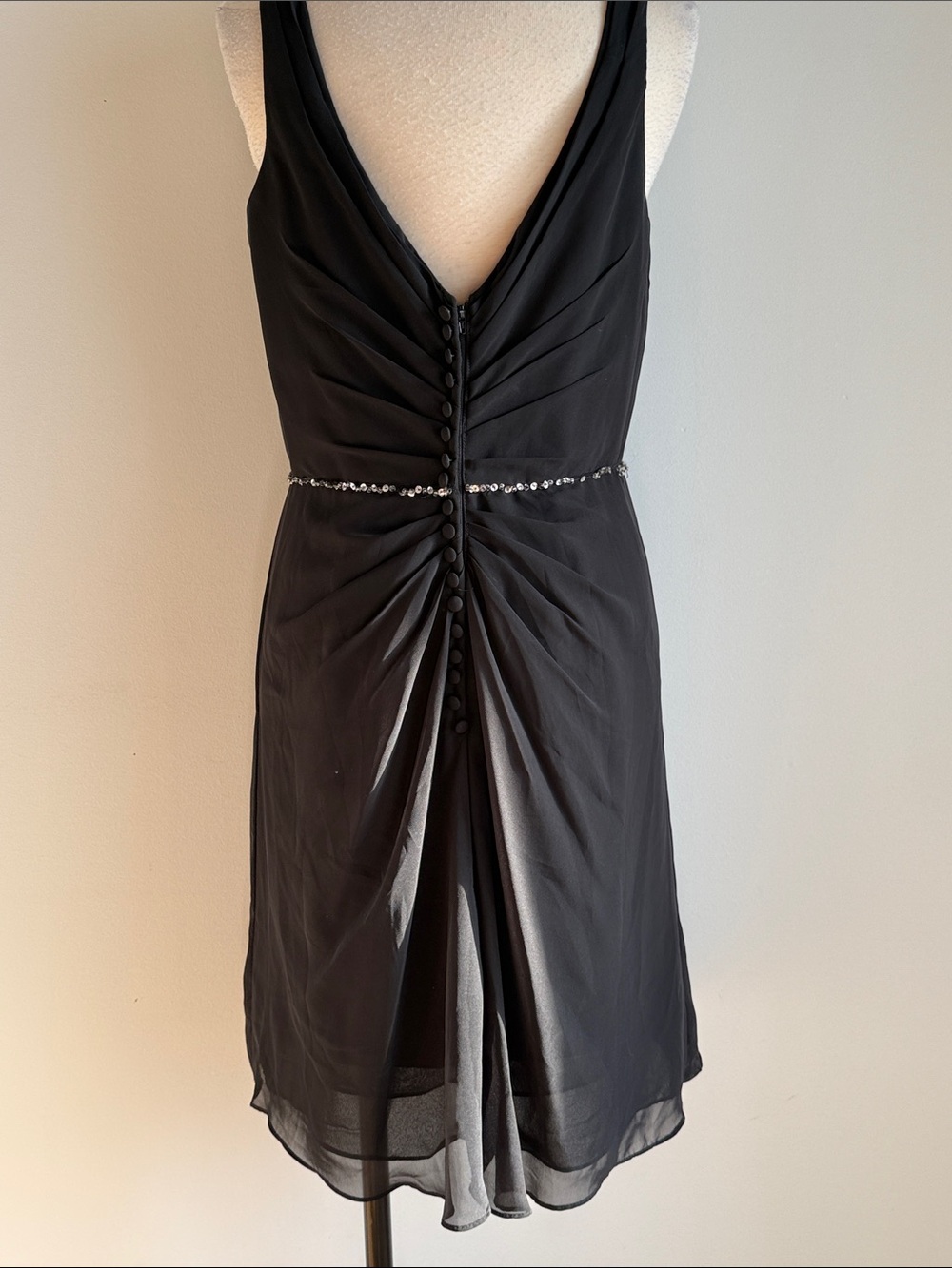Elegant Black V-Neck Sleeveless Dress with Beaded Waist - Picture 3 of 9